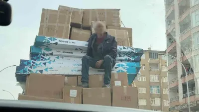 Diyarbakır'da Kamyonet Kasisindeki Kolilerin Üzerinde Tehlikeli Yolculuk