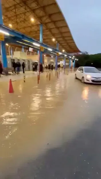 Başakşehir'de Etkili Olan Sağanak Yağış Metroyu ve Yolları Su Altında Bıraktı