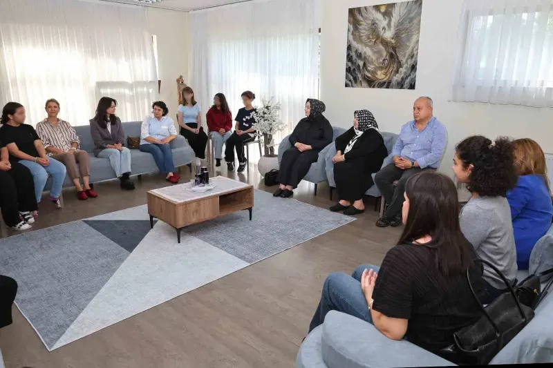 Adana'da Kadın Sanayiciler Çocuk Evleri Sitesi'ndeki Kız Çocuklarıyla Buluştu