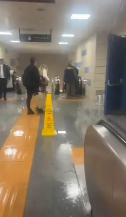 İstanbul'daki Sağanak Yağış Hacıosman Metro İstasyonunu Sular Altında Bıraktı