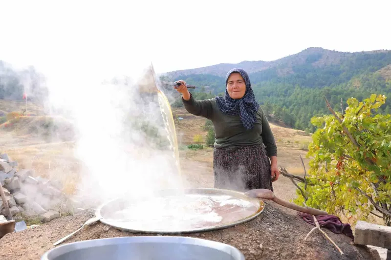 Kahramanmaraş Ekinözü'nde Geleneksel Pekmez Üretimi Sürüyor