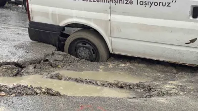 Arnavutköy'de Şiddetli Yağış Nedeniyle Yol Çöktü ve Araç Çukura Saplandı