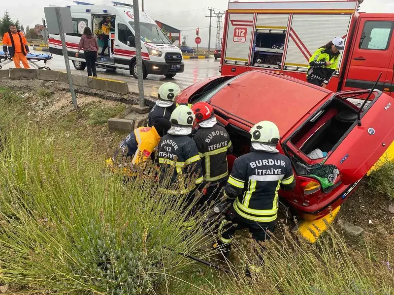 Burdur'da Otobüs ve Otomobilin Karıştığı Kazada İki Kişi Yaralandı