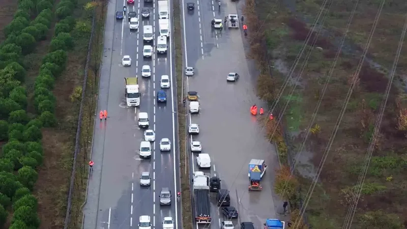 İstanbul'da Sağanak Yağış Nedeniyle Mahmutbey-Habipler Yolunda Su Baskını Oluştu