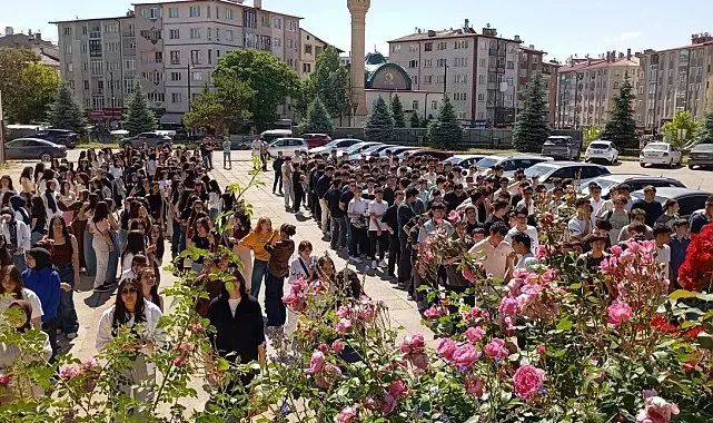 Sivas lisesinin yarım asırlık mezunları yeni mezunlarla kaynaştı
