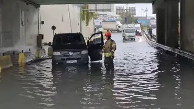 Sultangazi'de Şiddetli Yağış Hayatı Felç Etti: Su Basan Alt Geçitte Araçlar Mahsur Kaldı