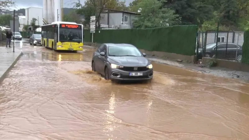 Beykoz'da Sağanak Yağış Sonrası Caddeleri Çamurlu Su Bastı