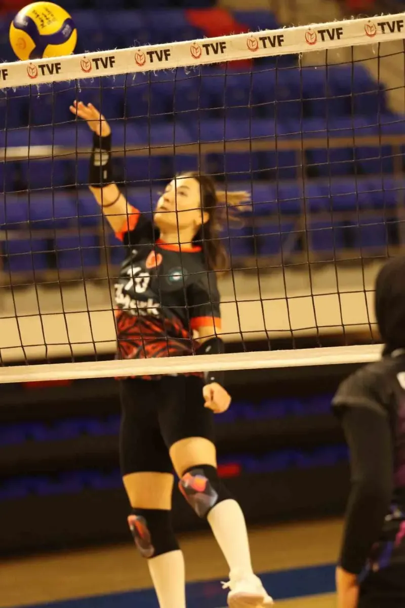 Niğde'de Düzenlenen Kamu Spor Oyunları Voleybol Turnuvasının Şampiyonu Belli Oldu