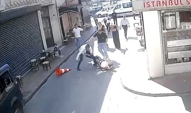 Beyoğlu'nda sarkıntılık iddiası kanlı bitti: Tekme, tokat ve dubayla dövülen şahıs bıçaklandı