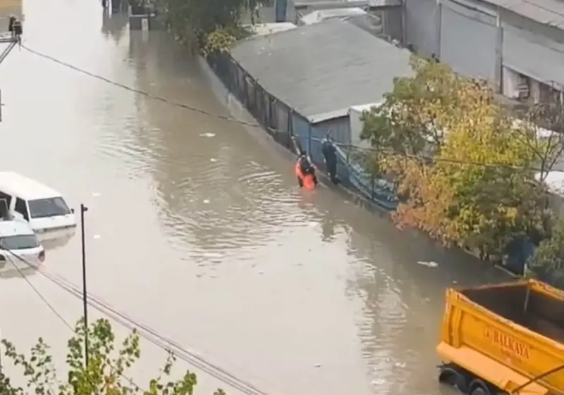 Sultangazi’de Sağanak Nedeniyle Göle Dönen Yolda Mahsur Kalan Öğrenciyi İşçi Kurtardı