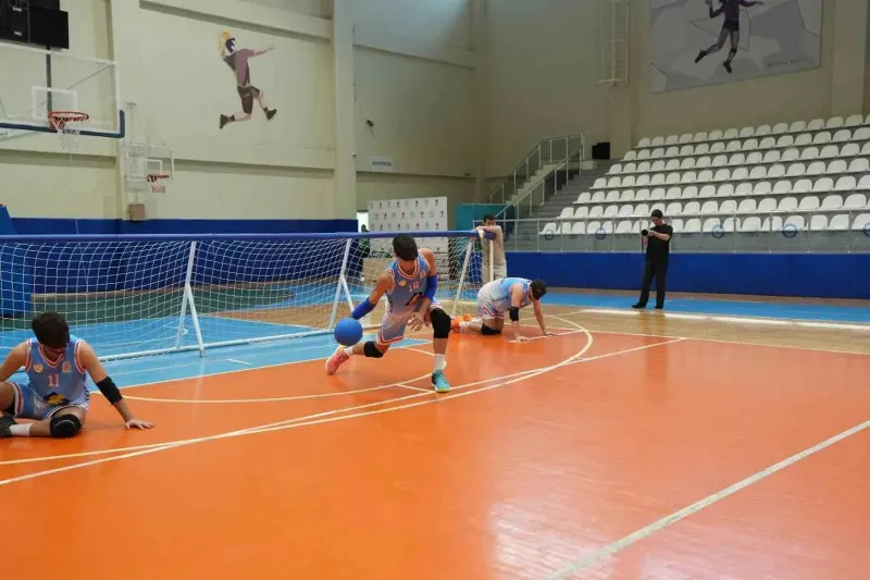 Bursa'da Basketbolcular Gözlerini Kapatarak Goalball Oynadı