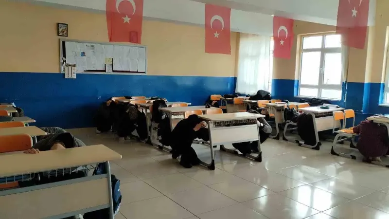 Sivas'taki Tüm Okullarda Eş Zamanlı Deprem Tatbikatı Gerçekleştirildi
