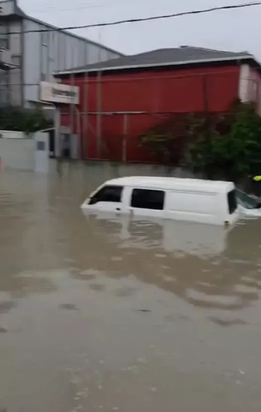 Sultangazi'de Yaşanan Su Baskınının İlk Anları Cep Telefonu Kameralarına Yansıdı