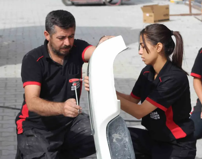 Babasının Yolundan Giden 17 Yaşındaki Genç Kız Ağır Vasıta Kaportacısı Oldu
