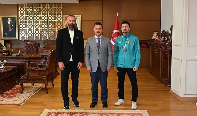 Rektör Topal, dünya ikincisi olan sporcuyu tebrik etti