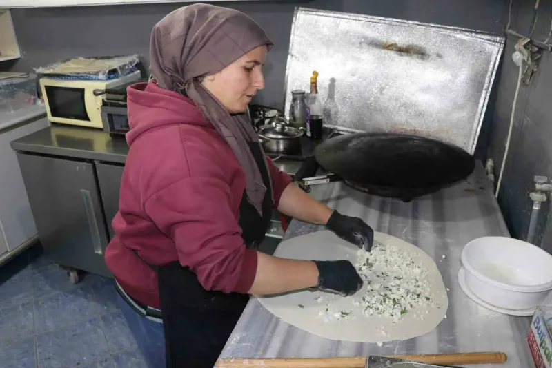 Sivas'ta Yaşayan Kadın Gözleme Satarak Dört Çocuğunun Geçimini Sağlıyor