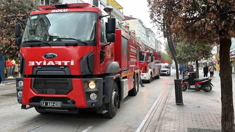 Bolu'da Bir İş Yerinin Kasa Bölümündeki Kablolardan Yükselen Dumanlar Korkuttu