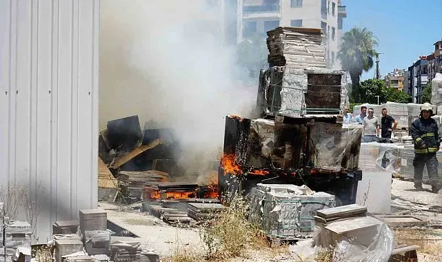 Alev alan malzemeler depoya sıçramadan söndürüldü