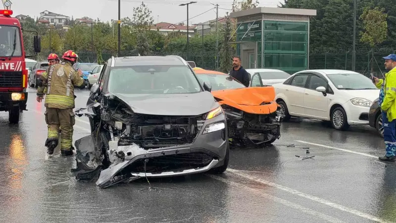 Arnavutköy’de Sağanak Yağış Sebebiyle Beş Araç Birbirine Girdi: İki Yaralı