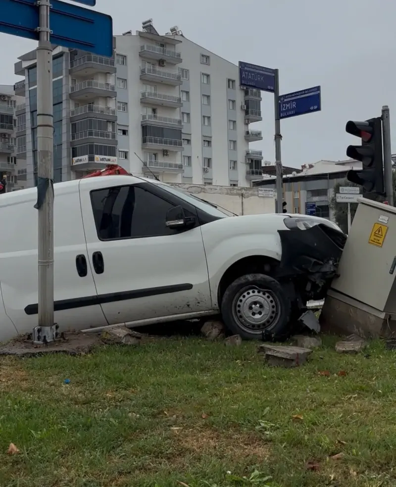 Aydın Efeler'de Yağış Sebebiyle Kontrolden Çıkan Otomobil Trafoya Çarptı