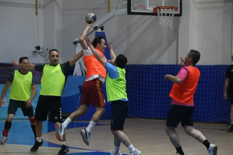 Sivas’ta Düzenlenen Amatör Spor Haftası Etkinliklerinde Hentbol ve Basketbol Heyecanı Yaşandı