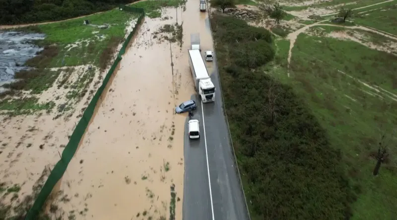 Başakşehir'de Şiddetli Yağış Hayatı Felç Etti Ve Araç Çukura Saplandı