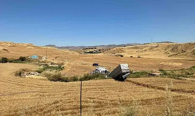 Tır, bariyer ve buğday tarlasını aşıp sulama kanalına düştü: 3 yaralı