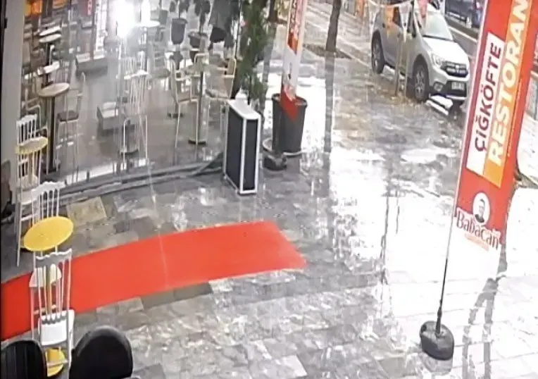 Sakarya'da Kontrolden Çıkan Otomobil Kafenin Bahçesine Daldı