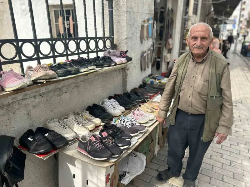 Yarım Asırlık Ayakkabı Ustası Çöpe Atılan Papuçları Yenileyip Dağıtıyor