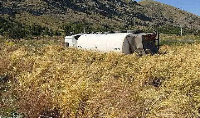 Yol kenarına devrilen tankerin sürücüsü yaralandı