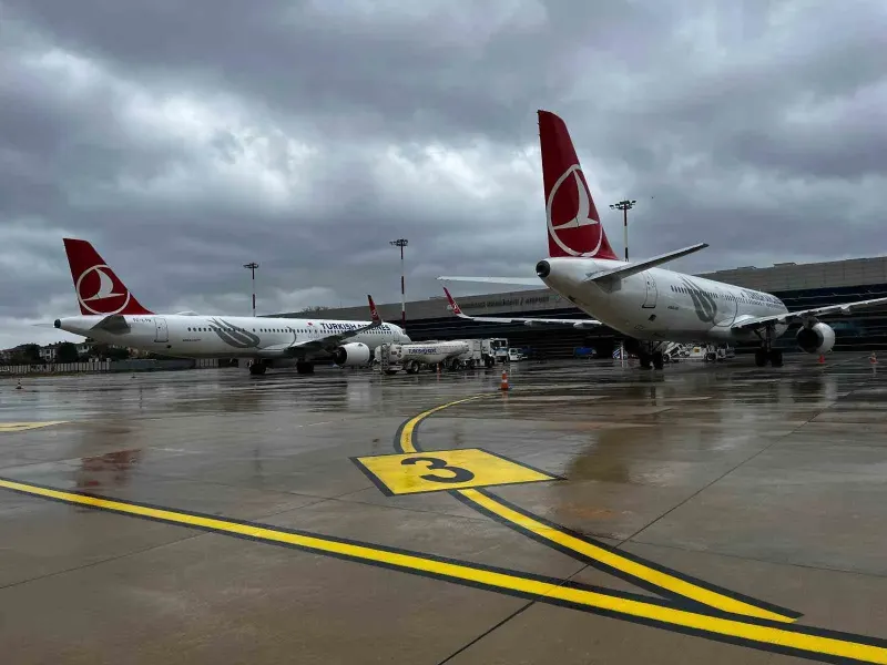 Olumsuz Hava Koşulları Nedeniyle İki Yolcu Uçağı Çanakkale Havalimanı’na İniş Yaptı