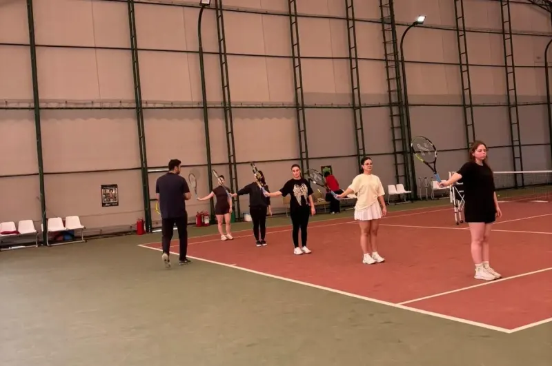 Aydın'daki Yurtlarda Kalan Üniversiteliler Tenis Kortuyla Buluştu