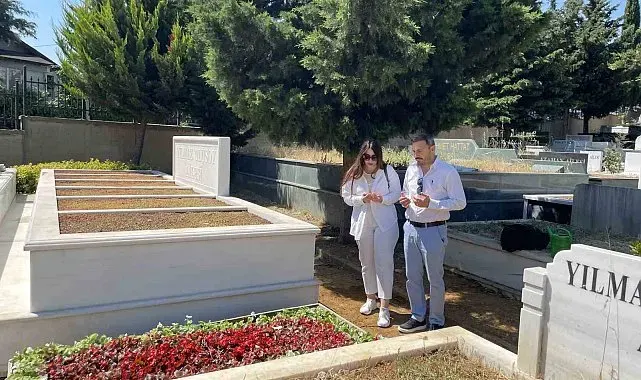 Kadir İnanır'ın kabri çiçeklerle donatıldı: Sevenleri yalnız bırakmadı