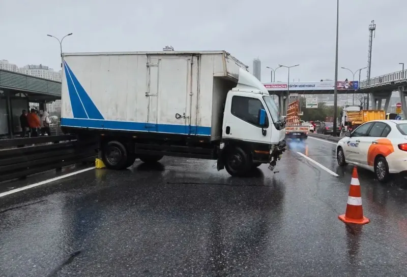 Yağmurun Kayganlaştırdığı E-5'te Kamyonet Kazası Trafiği Durdurdu