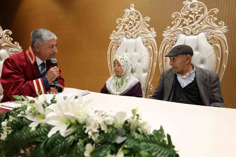 İlerleyen Yaşlarında Nikah Masasına Oturan Çift Herkesi Duygulandırdı