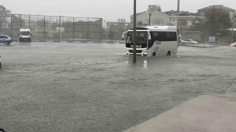 Arnavutköy'de Alibey Deresi Taştı ve Yollar Sular Altında Kaldı