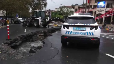 Eyüpsultan'da Şiddetli Yağış Nedeniyle Yol Çöktü ve Trafik Kilitlendi