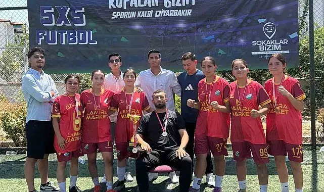 Cizreli kadınlar "5x5 Sokaklar Bizim" futbol turnuvasında bölge şampiyonu oldu