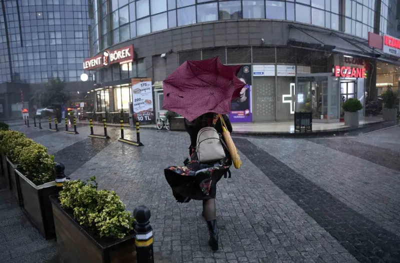 İstanbul Bahçelievler’de Şiddetli Fırtına Ve Yağmur Vatandaşa Zor Anlar Yaşattı
