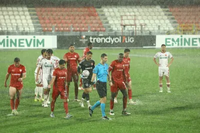 Ümraniyespor ve Boluspor Karşılaşmasında Şiddetli Yağmur Sebebiyle Oyuna Ara Verildi