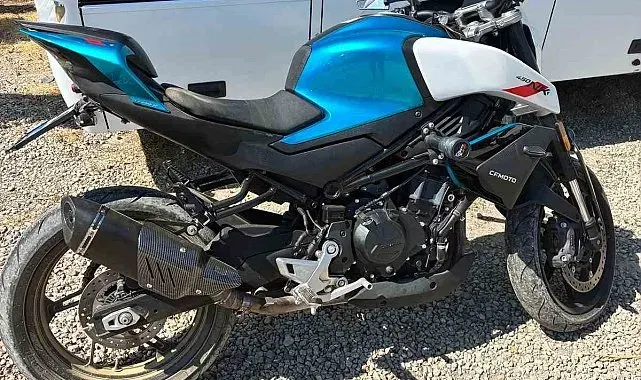 Kocaeli'de "dur" ihtarına uymayan motosikletli polise çarptı