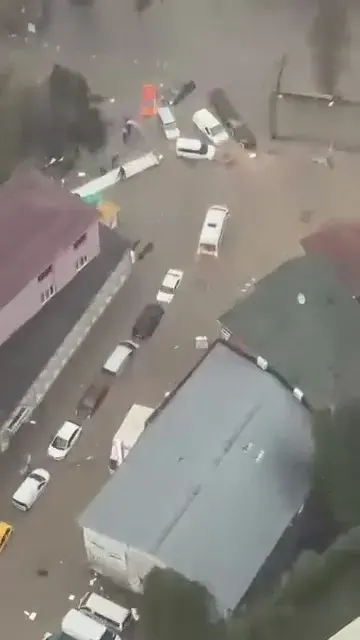 Sarıyer’de Şiddetli Sağanak Yağış Nedeniyle Onlarca Araç Su Altında Kaldı