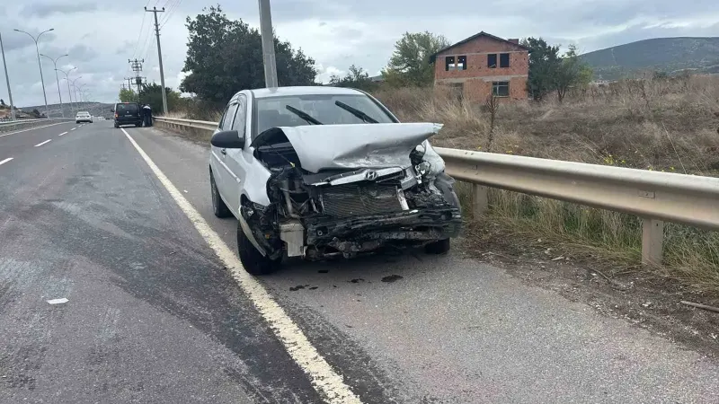 Kütahya'da Otomobil Bariyerlere Çarptı: Sürücü Yaralandı