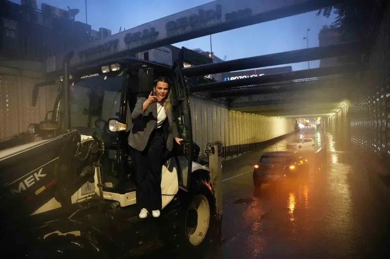 İstanbul Bahçelievler’de Sağanak Nedeniyle Su Basan Alt Geçitte Mahsur Kalan Sürücü İş Makinesiyle Kurtarıldı