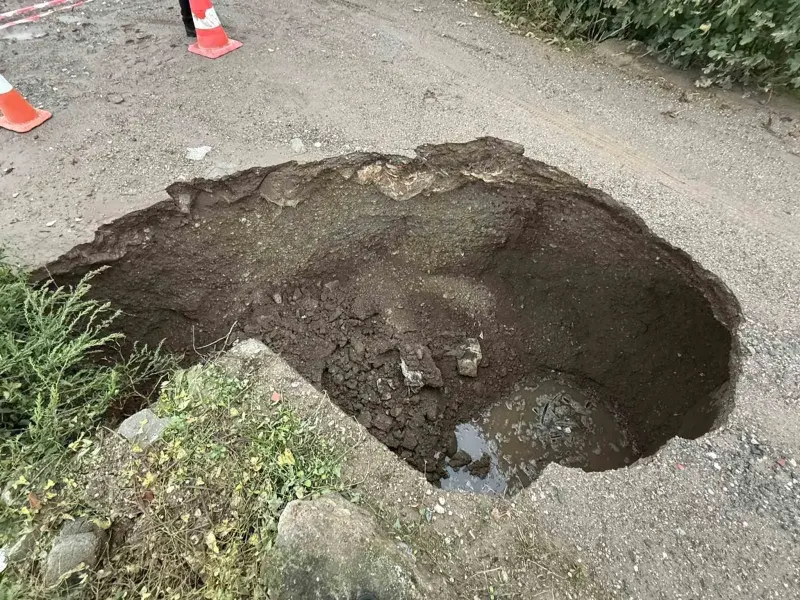 Çanakkale Biga'da Aşırı Yağış Nedeniyle Çöken Yol Ulaşıma Açıldı