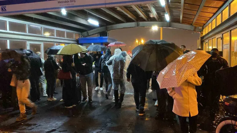 Perpa'da Sağanak Yağış Nedeniyle Duraklarda Yoğunluk Yaşandı
