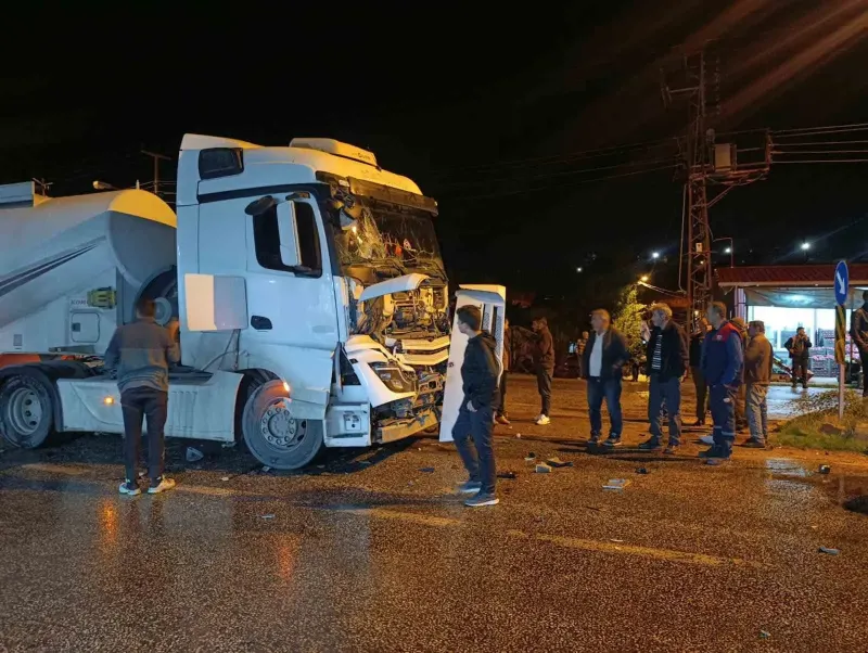 Malatya Doğanşehir'de Üç Araçlı Trafik Kazası Maddi Hasarla Atlatıldı