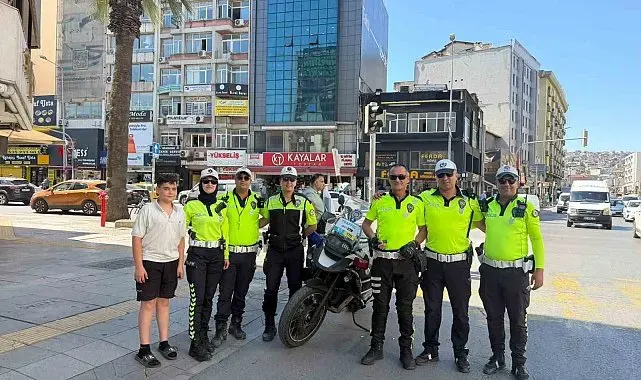 İzmir'in efsane trafik polisi emekli oldu: Son anonsunda elleri titredi