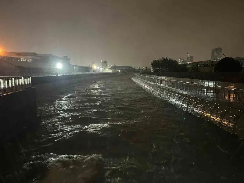 Küçükçekmece'de Şiddetli Yağış Sebebiyle Ayamama Deresi Taşma Noktasına Ulaştı