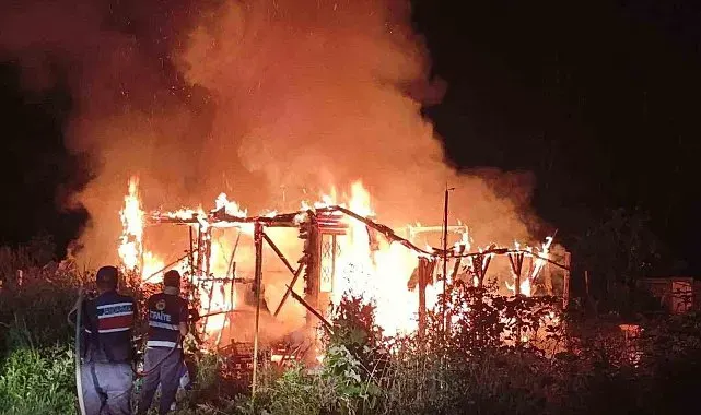 Sobadan çıkan yangın bağ evindeki kulübeyi küle çevirdi